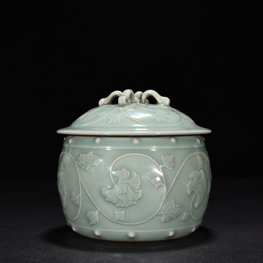 Song Dynasty Longquan kiln pink green glaze engraved flower pattern lid jar