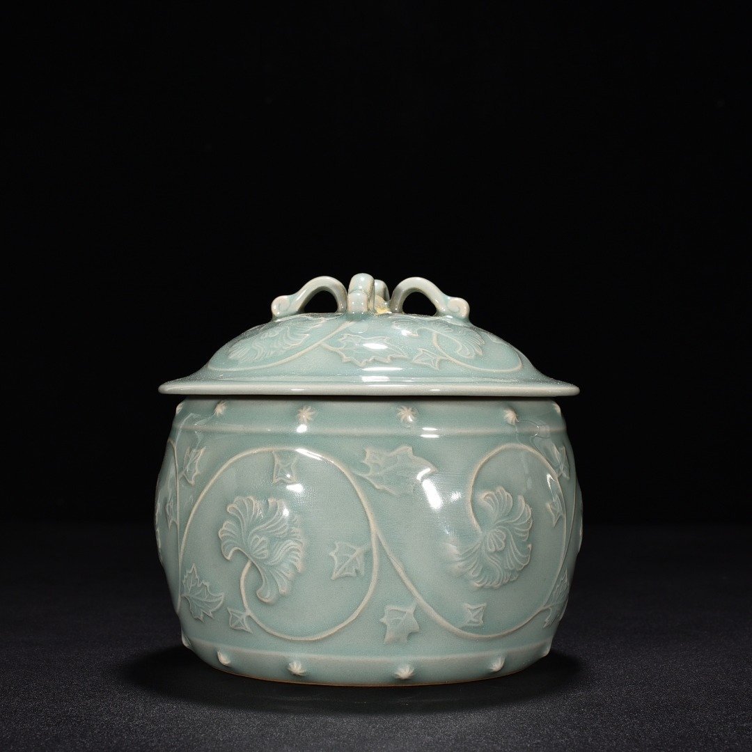 Song Dynasty Longquan kiln pink green glaze engraved flower pattern lid jar