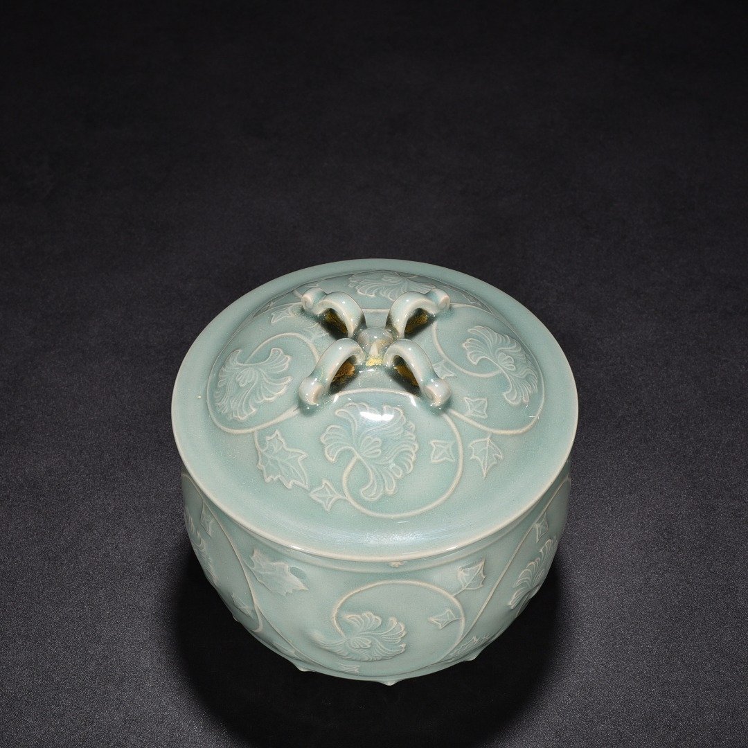 Song Dynasty Longquan kiln pink green glaze engraved flower pattern lid jar