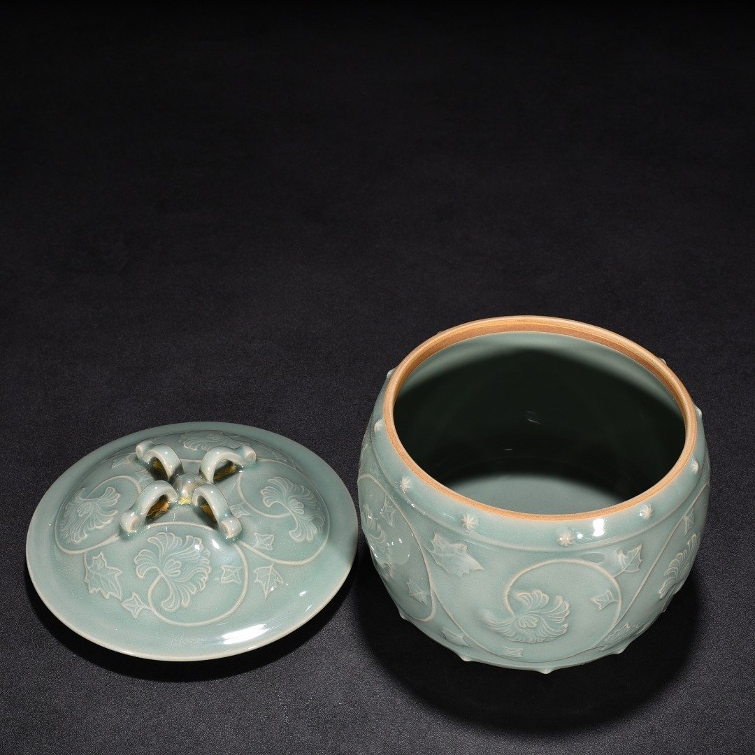 Song Dynasty Longquan kiln pink green glaze engraved flower pattern lid jar