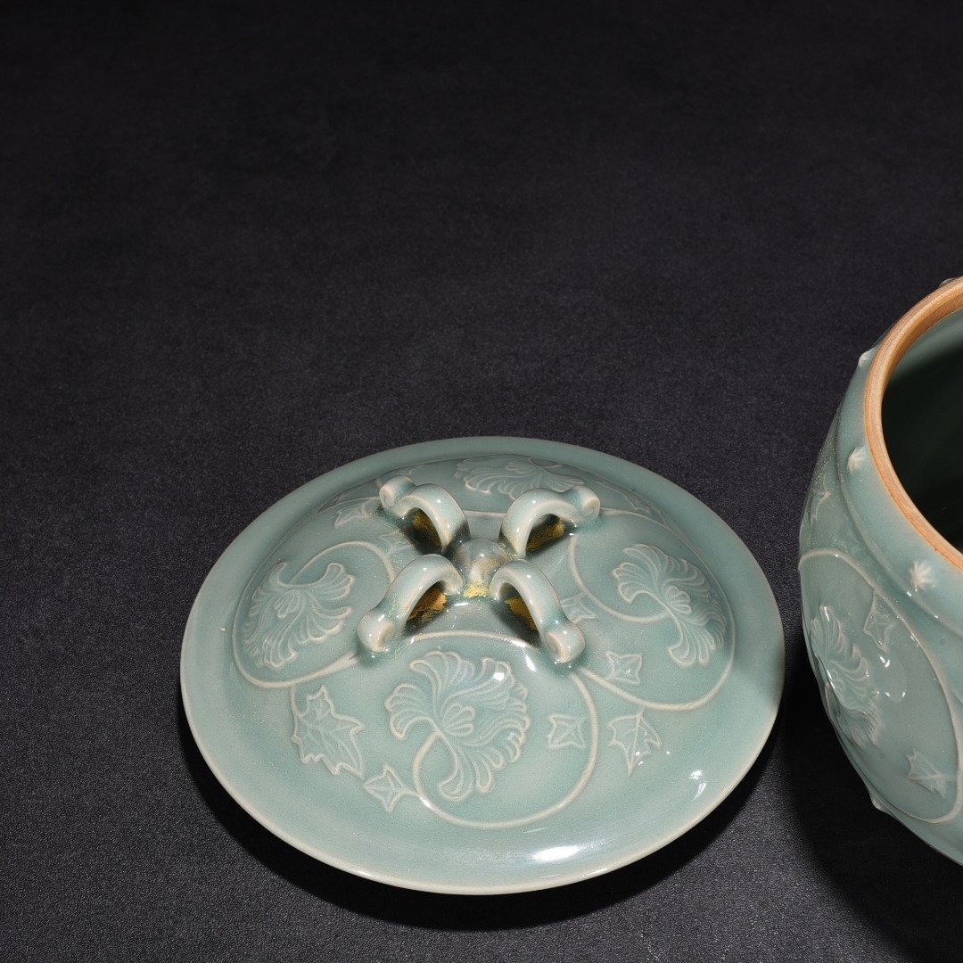 Song Dynasty Longquan kiln pink green glaze engraved flower pattern lid jar