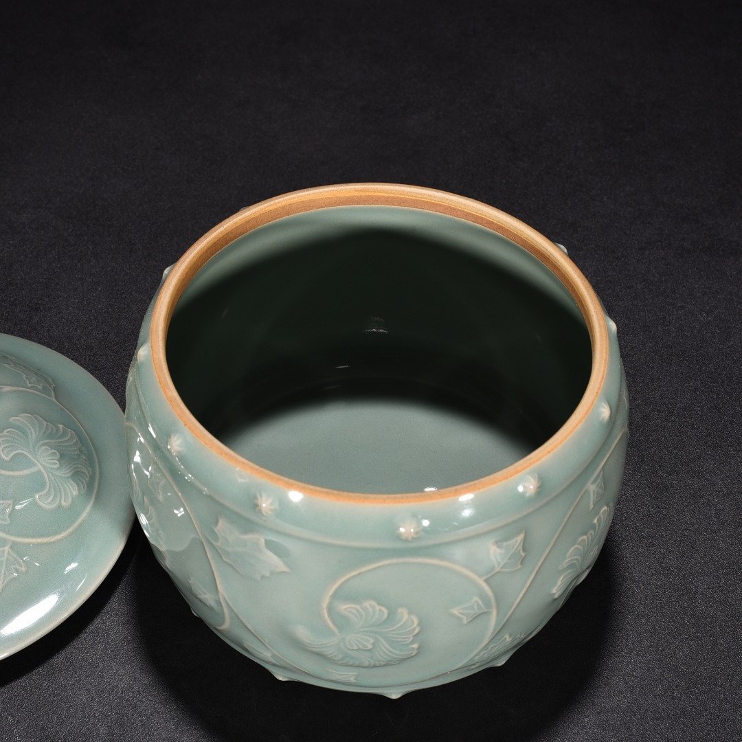 Song Dynasty Longquan kiln pink green glaze engraved flower pattern lid jar
