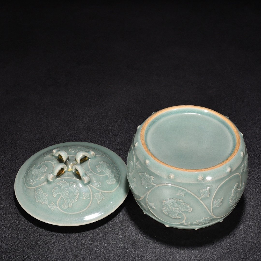 Song Dynasty Longquan kiln pink green glaze engraved flower pattern lid jar