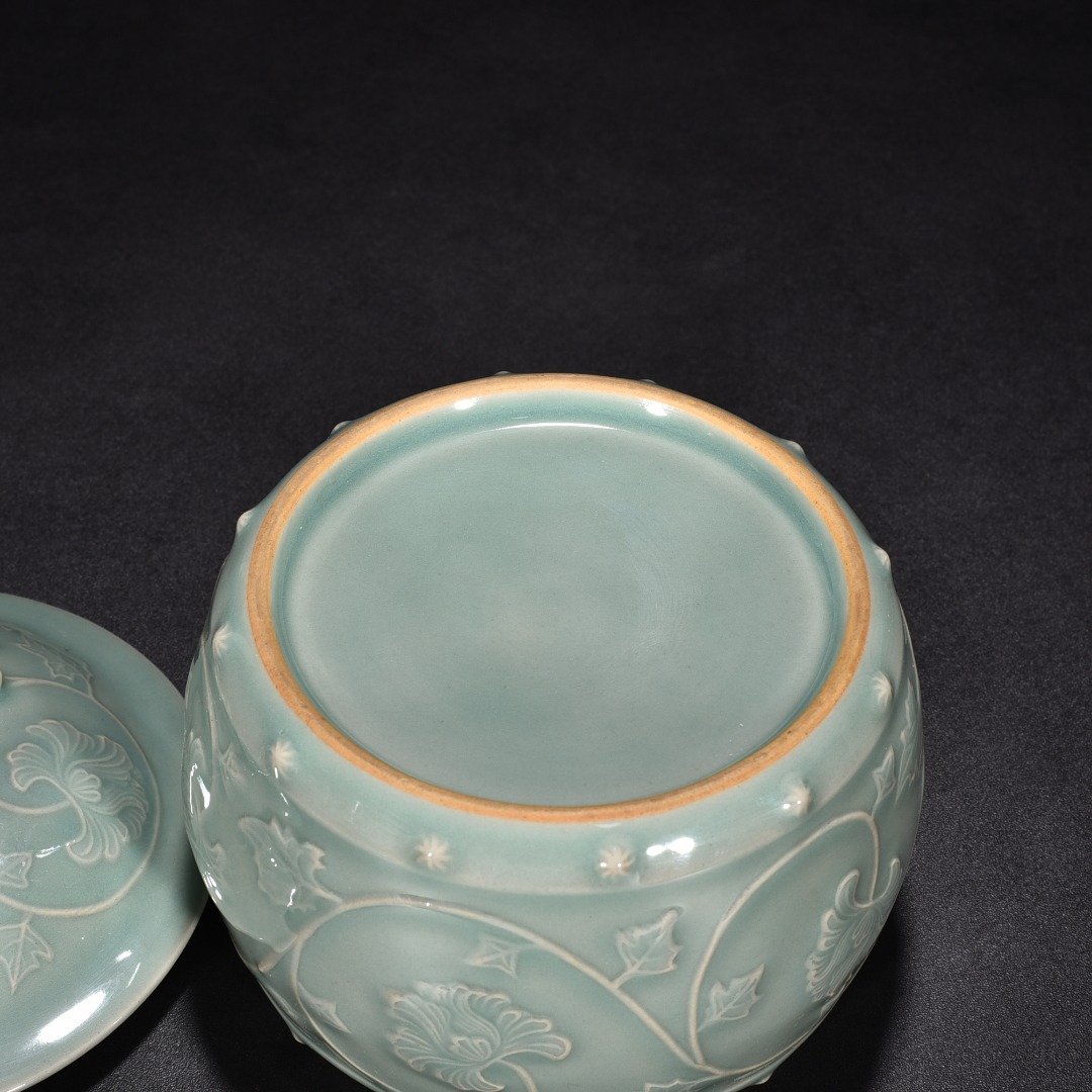 Song Dynasty Longquan kiln pink green glaze engraved flower pattern lid jar