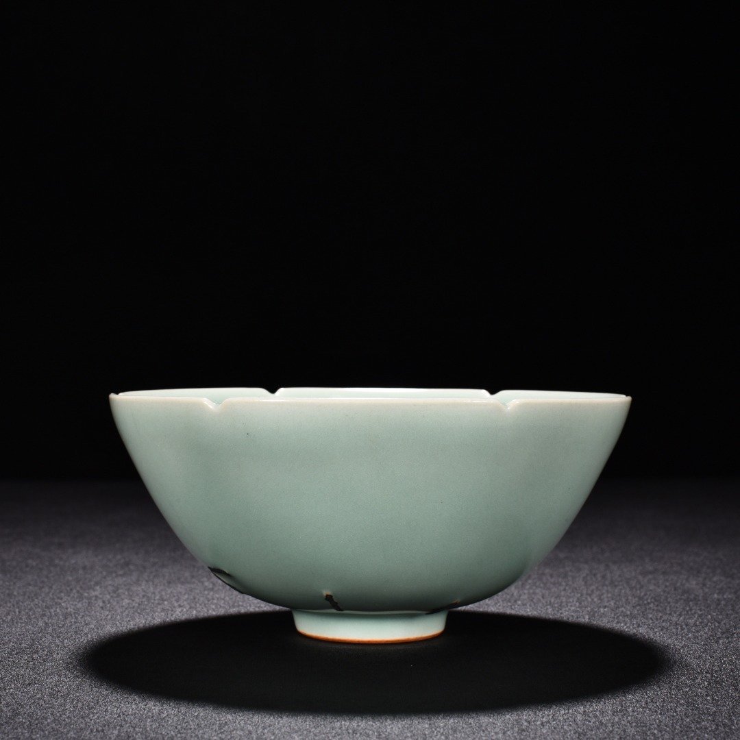Song Dynasty Longquan kiln pink celadon glaze engraved flower pattern leech bowl