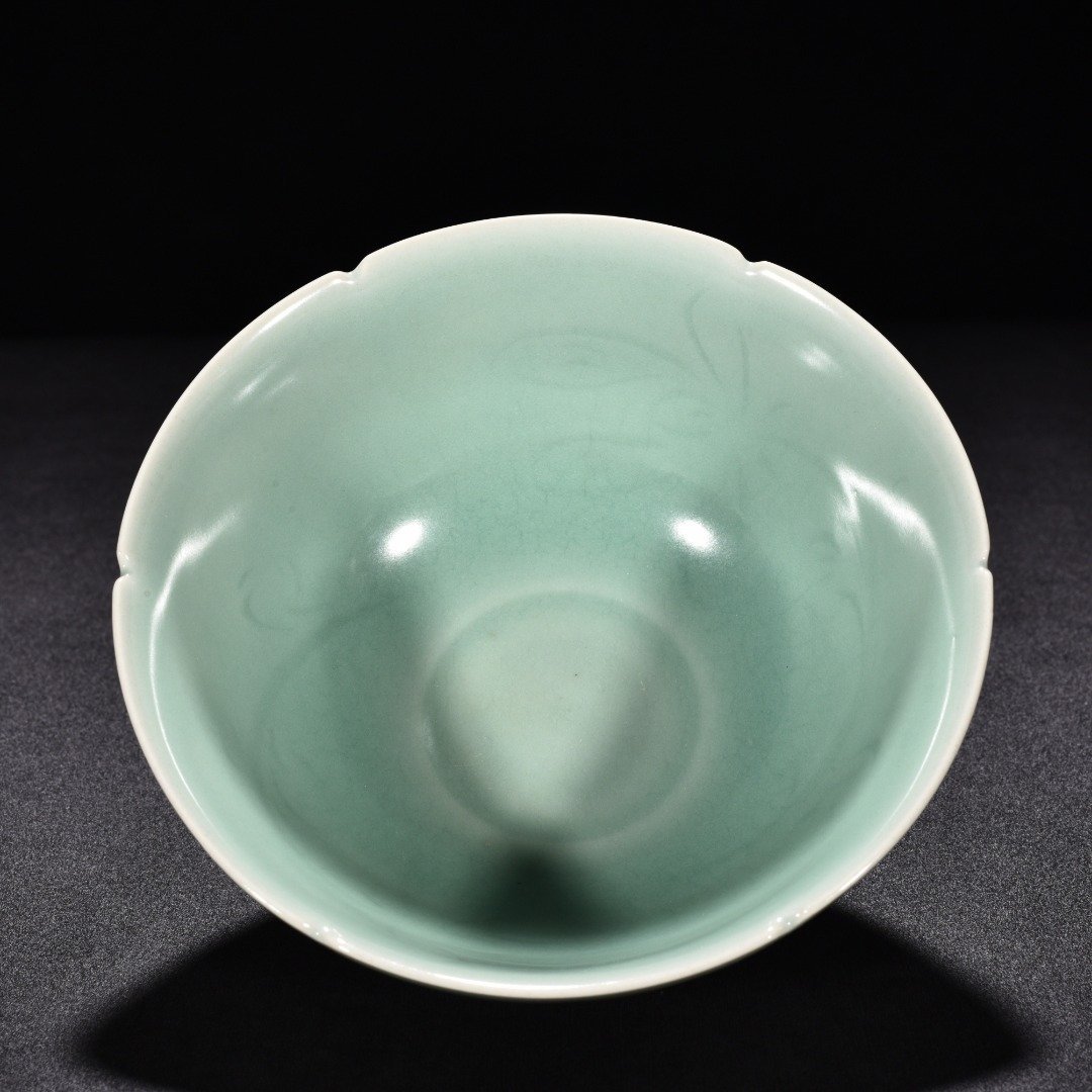 Song Dynasty Longquan kiln pink celadon glaze engraved flower pattern leech bowl