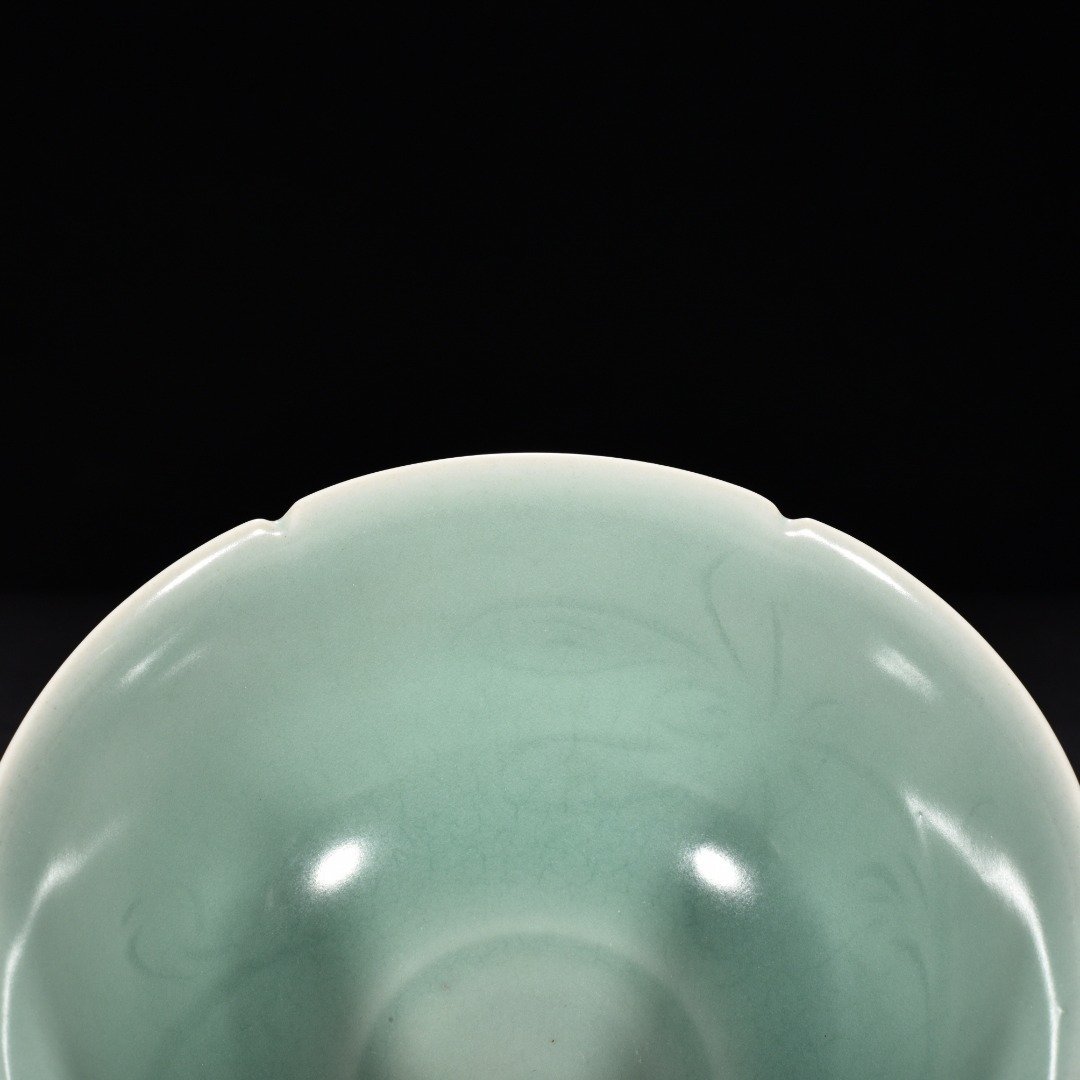 Song Dynasty Longquan kiln pink celadon glaze engraved flower pattern leech bowl