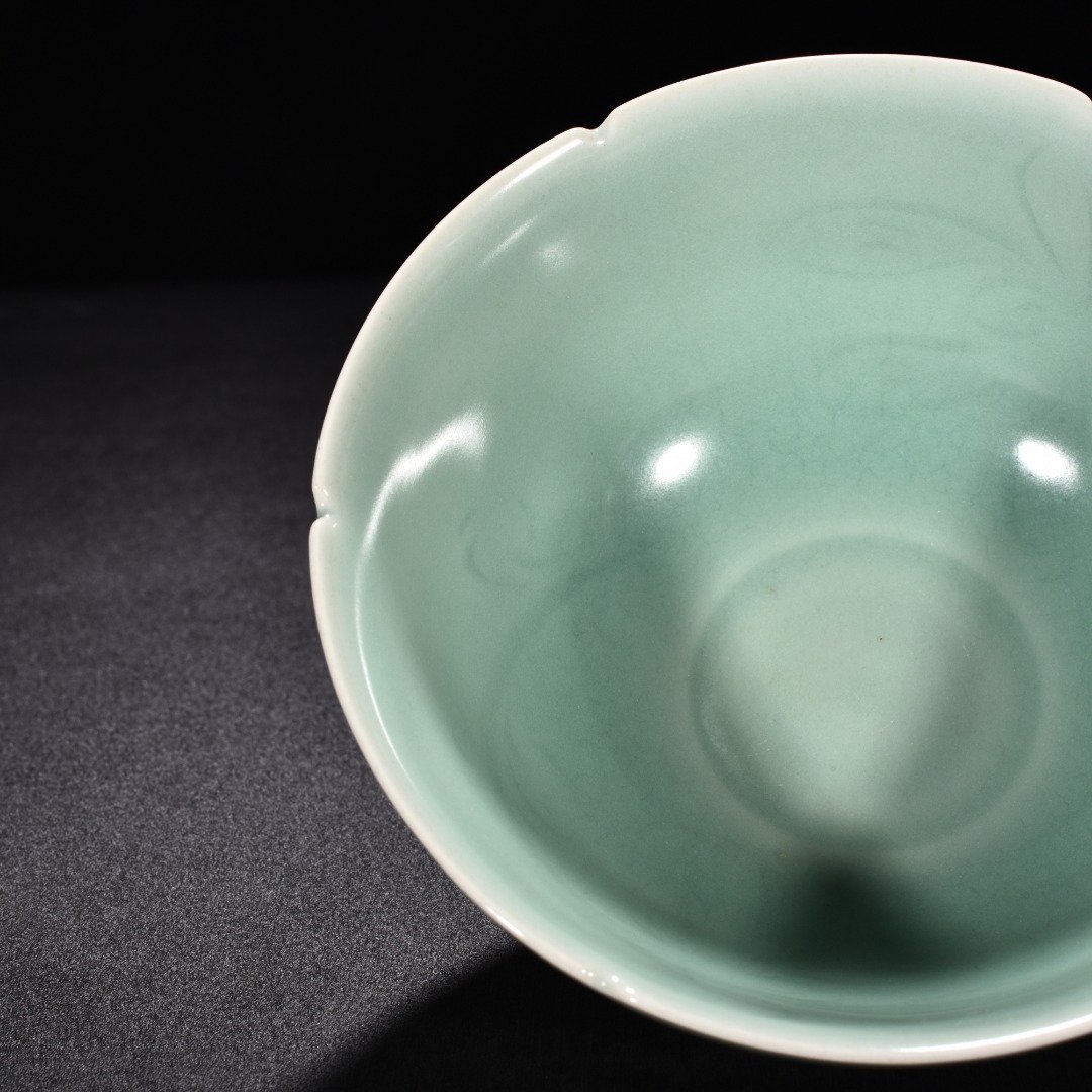 Song Dynasty Longquan kiln pink celadon glaze engraved flower pattern leech bowl