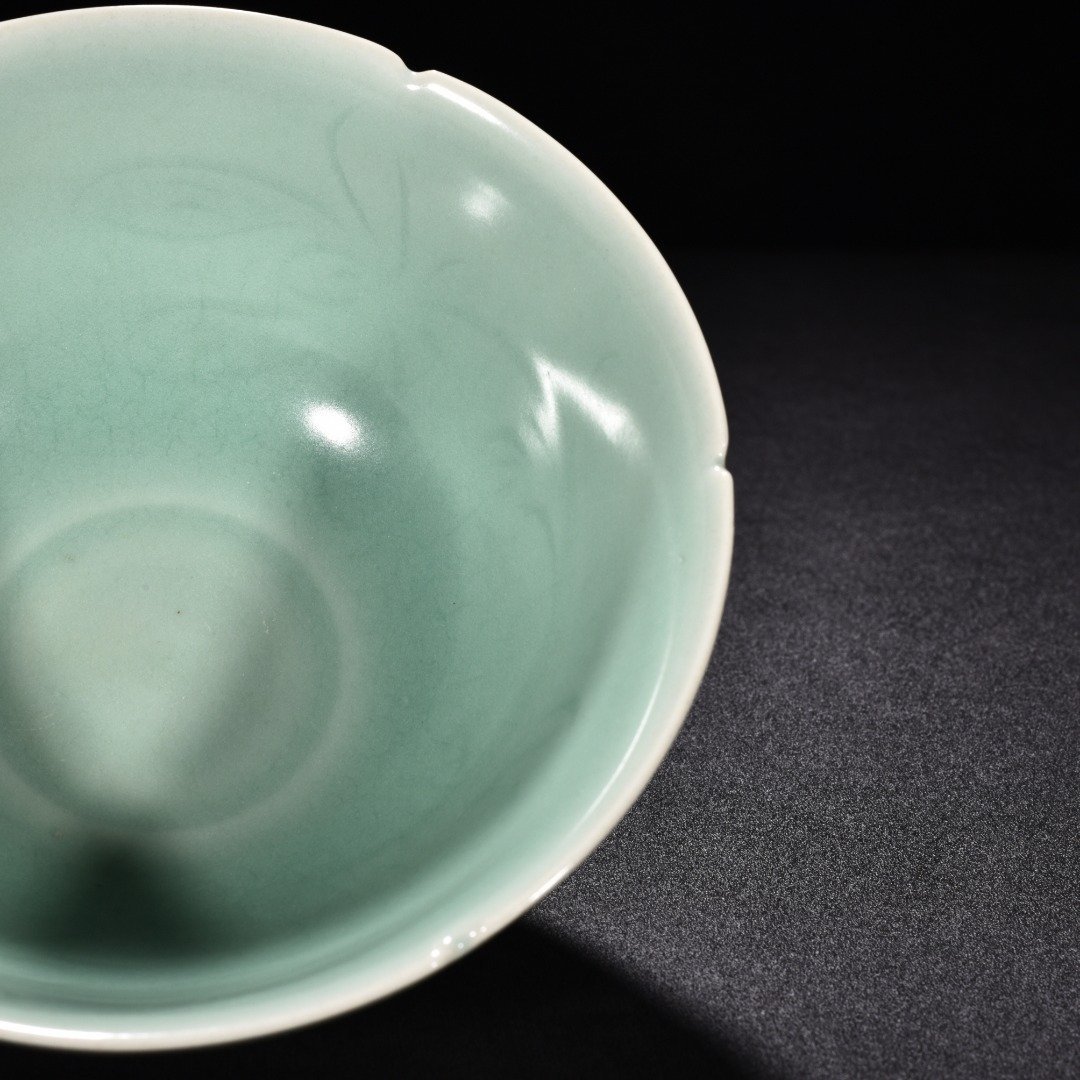 Song Dynasty Longquan kiln pink celadon glaze engraved flower pattern leech bowl