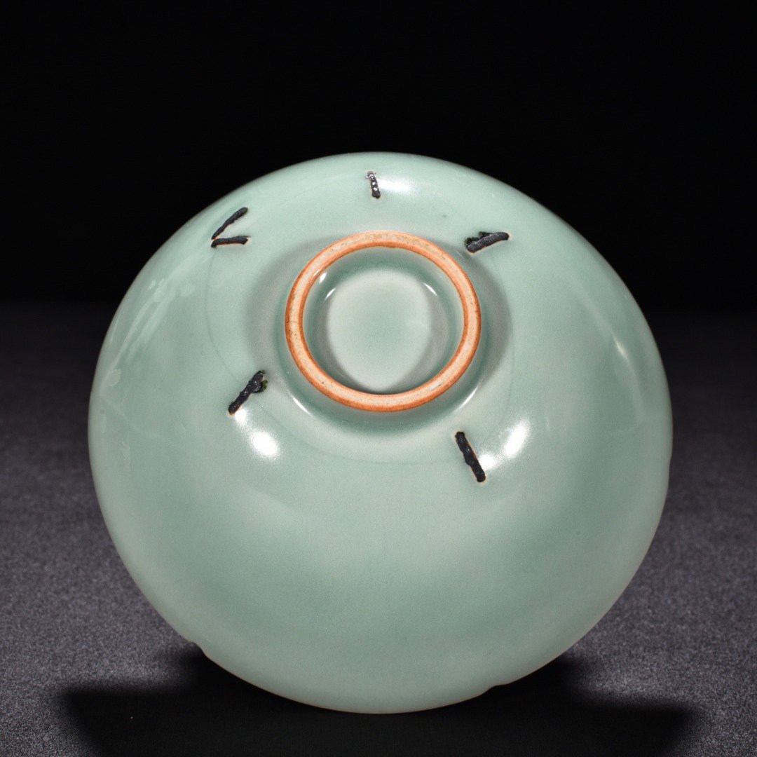 Song Dynasty Longquan kiln pink celadon glaze engraved flower pattern leech bowl