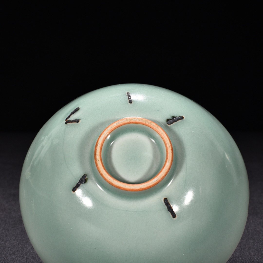 Song Dynasty Longquan kiln pink celadon glaze engraved flower pattern leech bowl