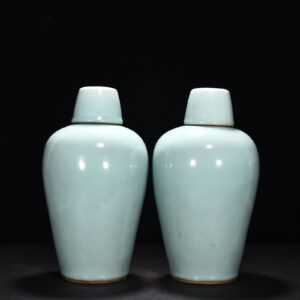 Song Dynasty Longquan kiln pink celadon glaze plum vase with lid