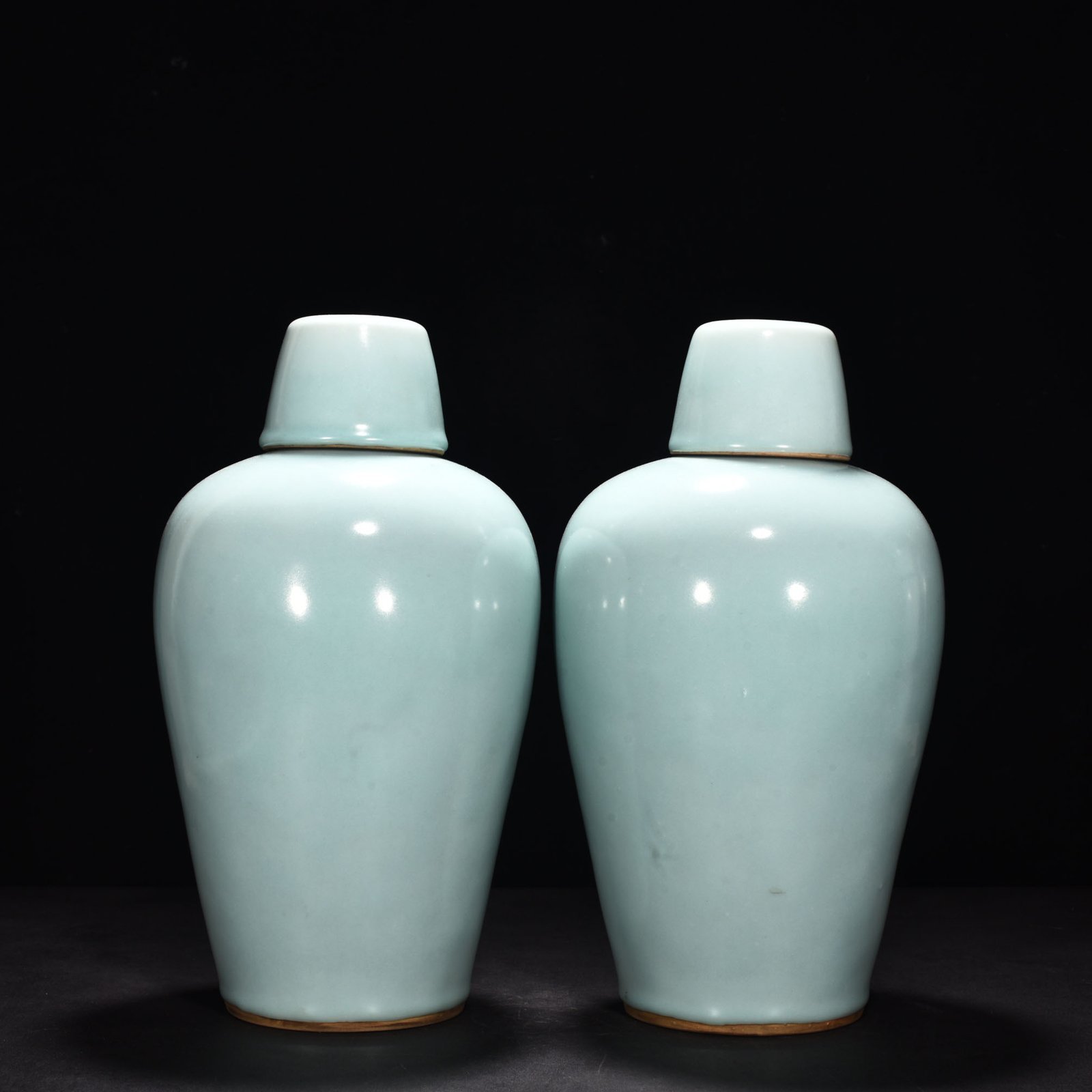 Song Dynasty Longquan kiln pink celadon glaze plum vase with lid