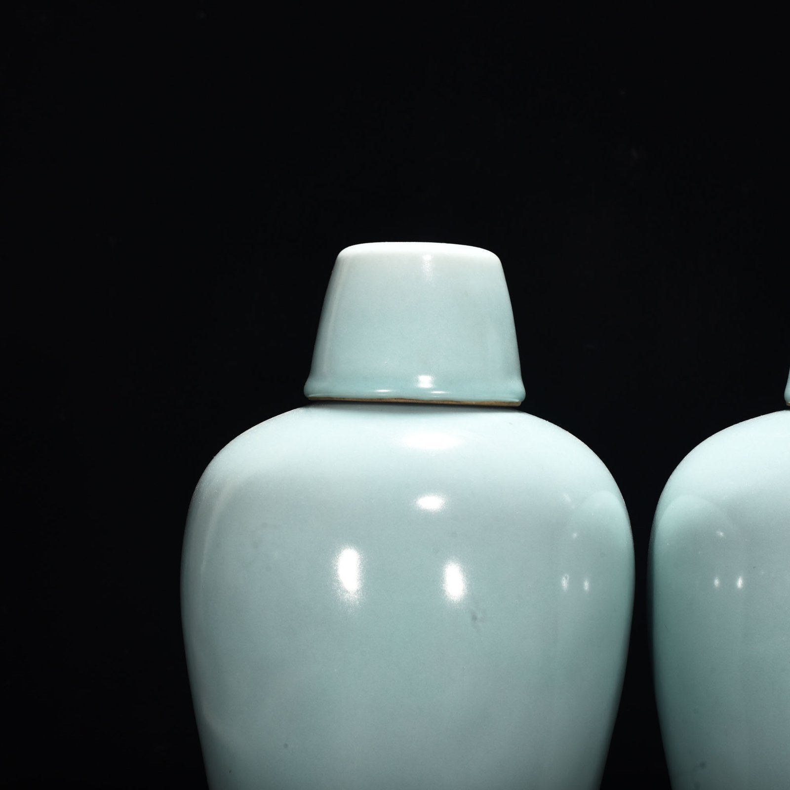 Song Dynasty Longquan kiln pink celadon glaze plum vase with lid