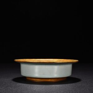 Song Dynasty Longquan kiln pink celadon glaze folded edge wash