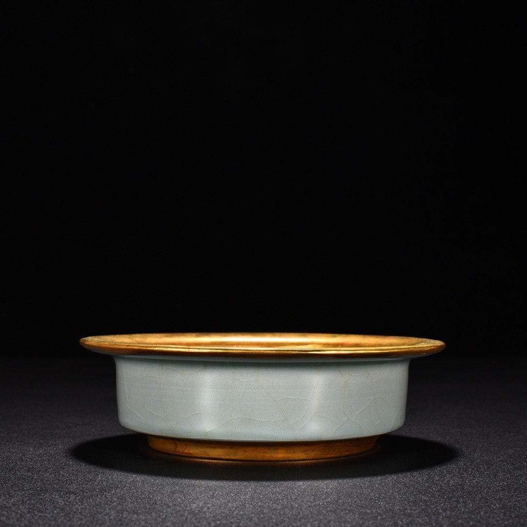 Song Dynasty Longquan kiln pink celadon glaze folded edge wash