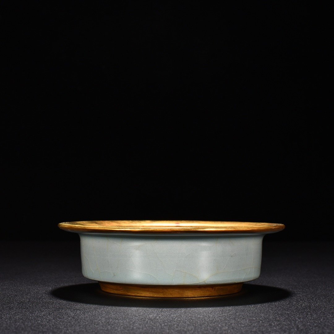 Song Dynasty Longquan kiln pink celadon glaze folded edge wash
