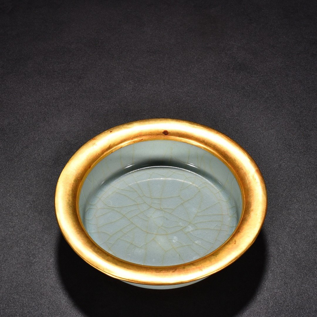 Song Dynasty Longquan kiln pink celadon glaze folded edge wash