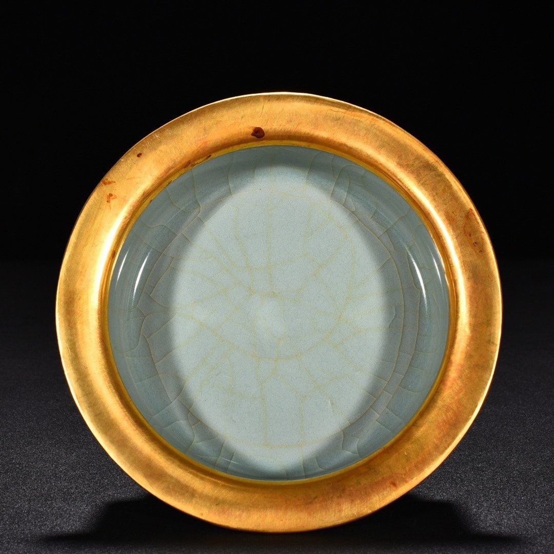 Song Dynasty Longquan kiln pink celadon glaze folded edge wash