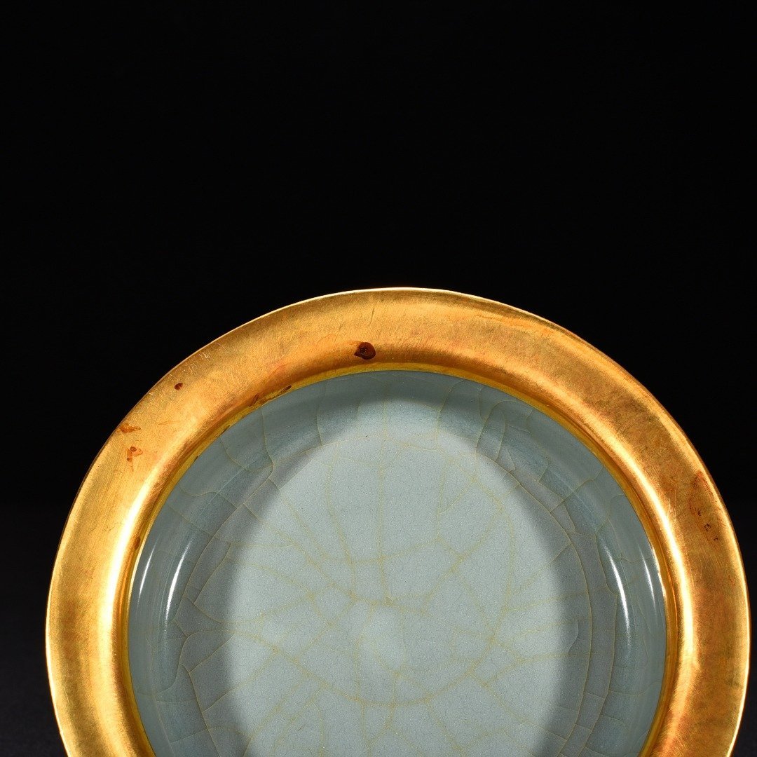 Song Dynasty Longquan kiln pink celadon glaze folded edge wash