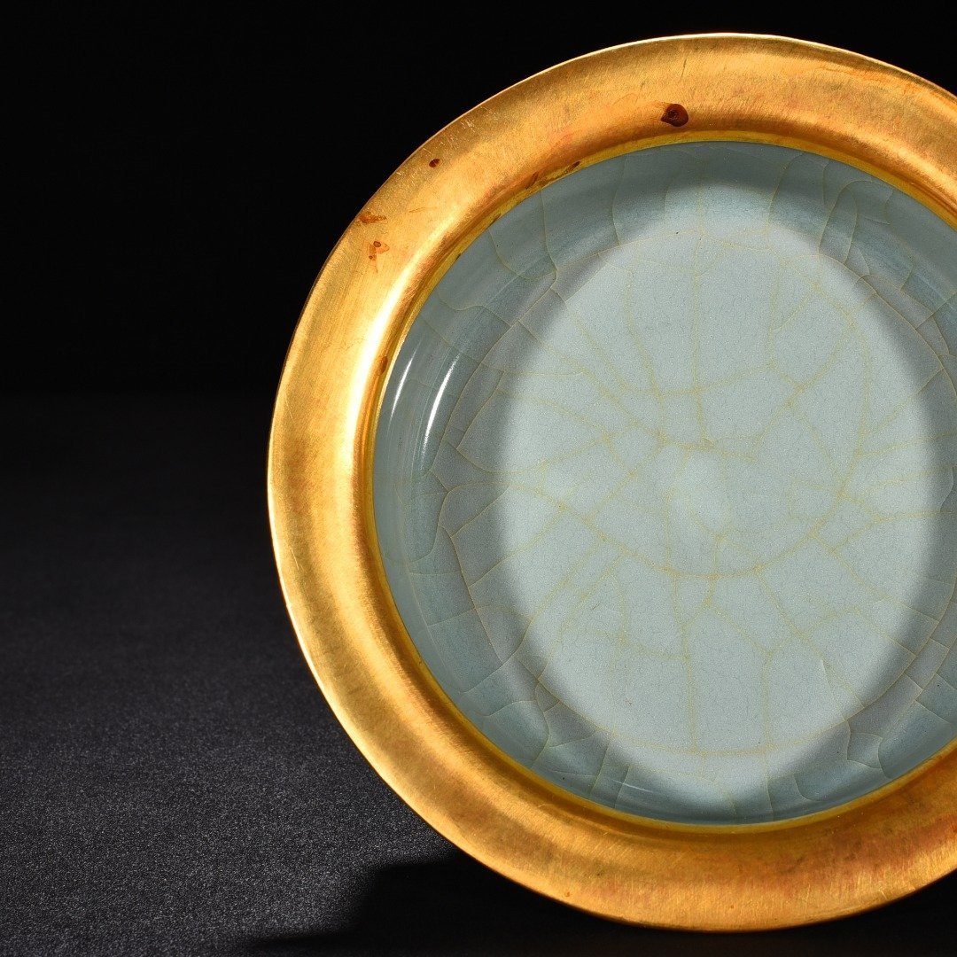 Song Dynasty Longquan kiln pink celadon glaze folded edge wash