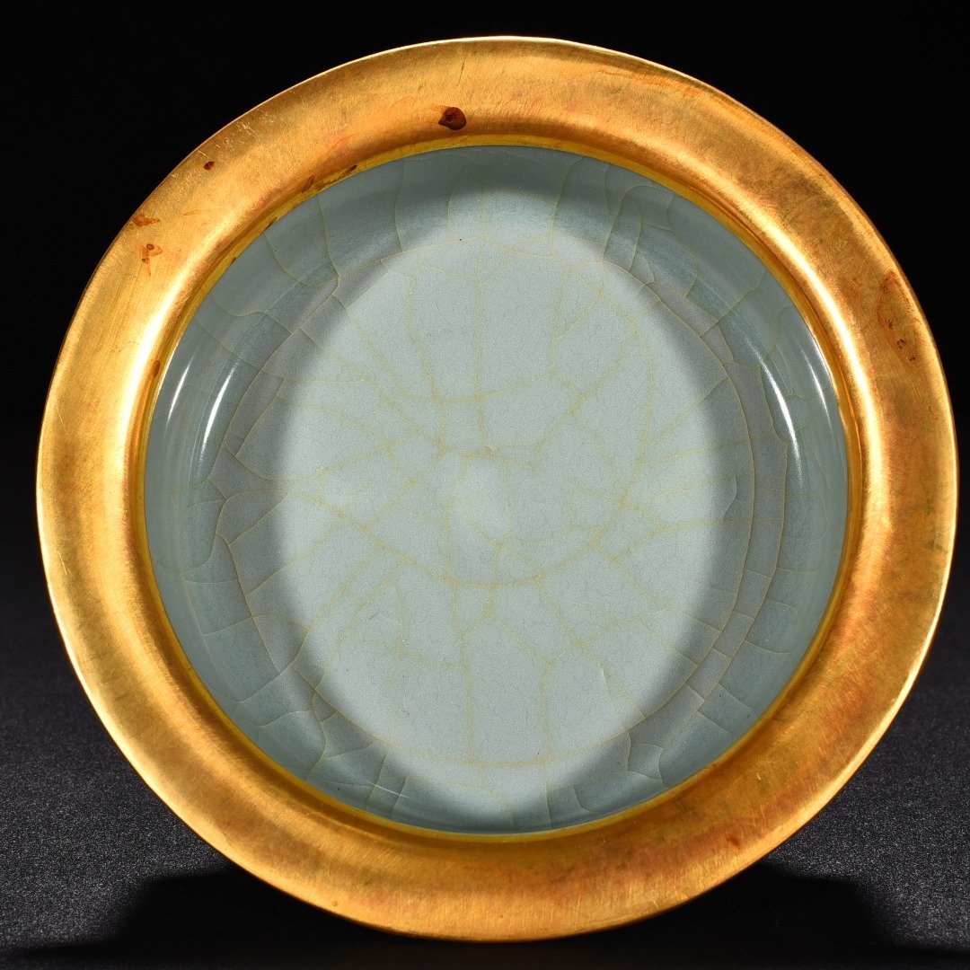 Song Dynasty Longquan kiln pink celadon glaze folded edge wash