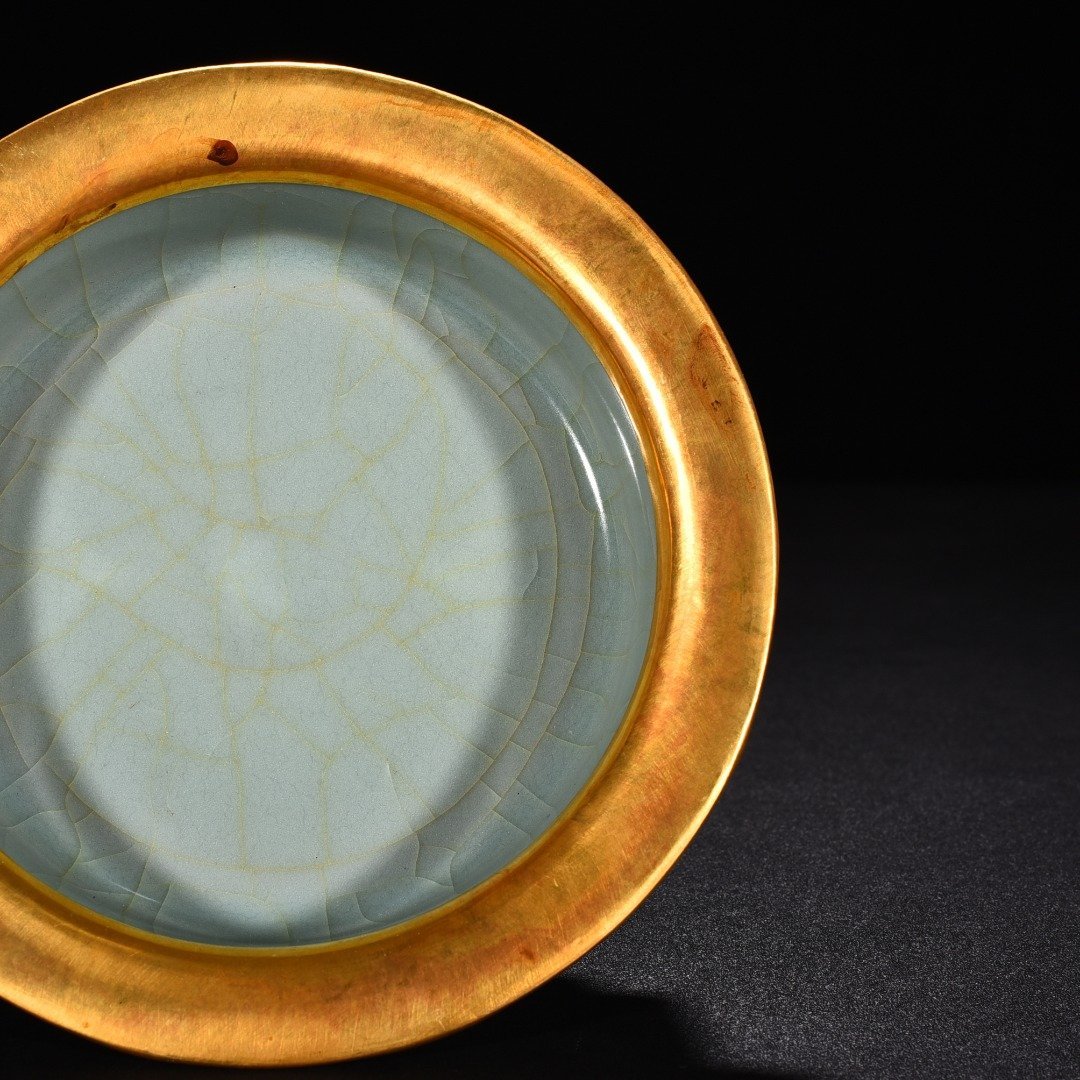 Song Dynasty Longquan kiln pink celadon glaze folded edge wash