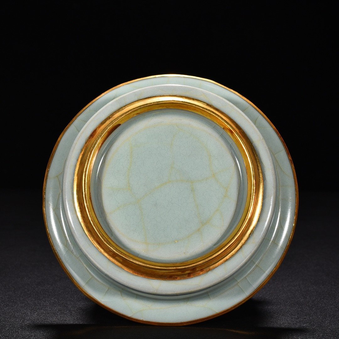 Song Dynasty Longquan kiln pink celadon glaze folded edge wash
