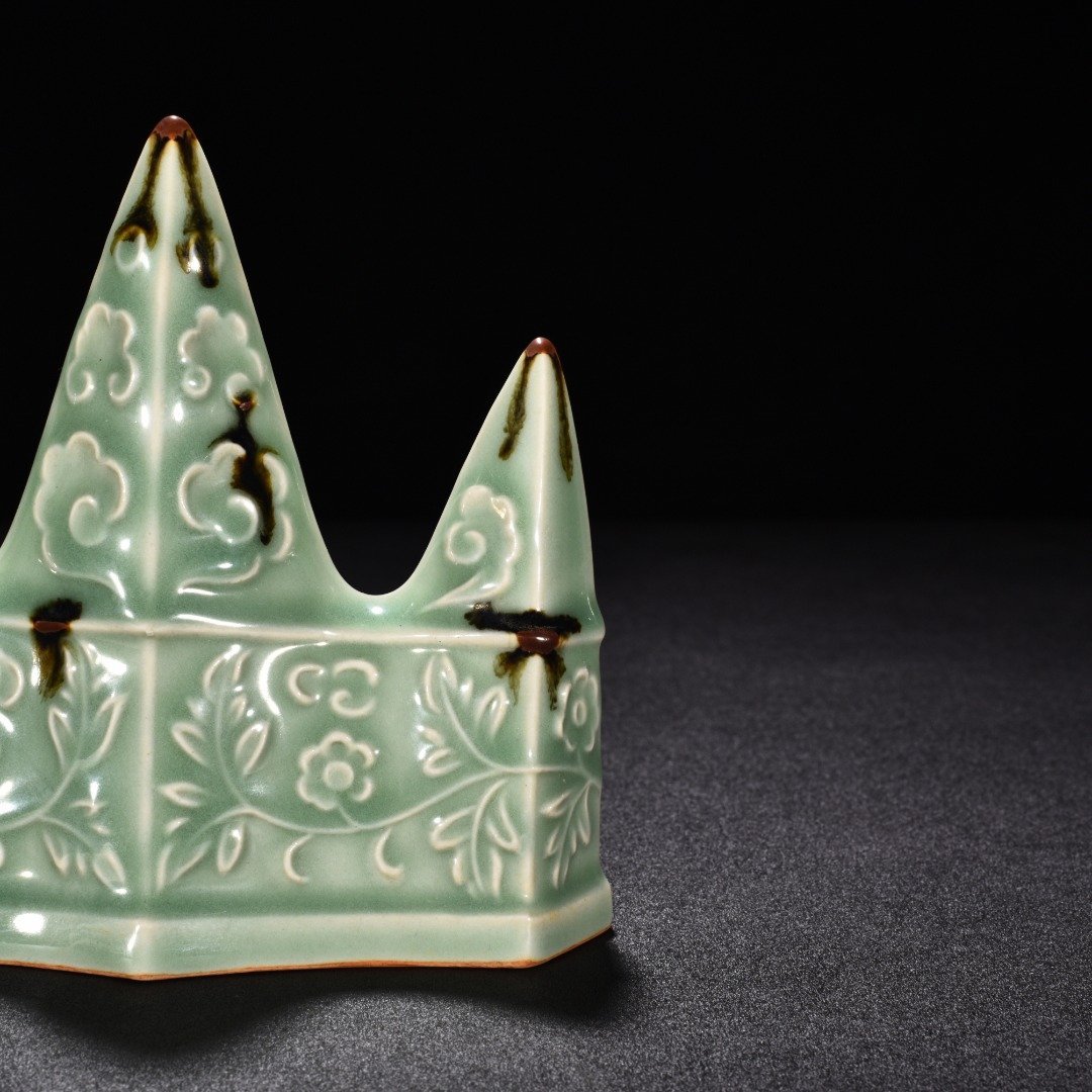 Song Dynasty Longquan kiln pink celadon glaze dotted with floral patterns