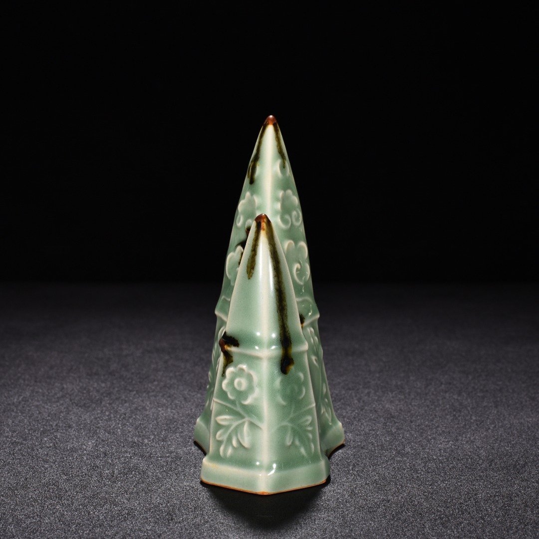 Song Dynasty Longquan kiln pink celadon glaze dotted with floral patterns
