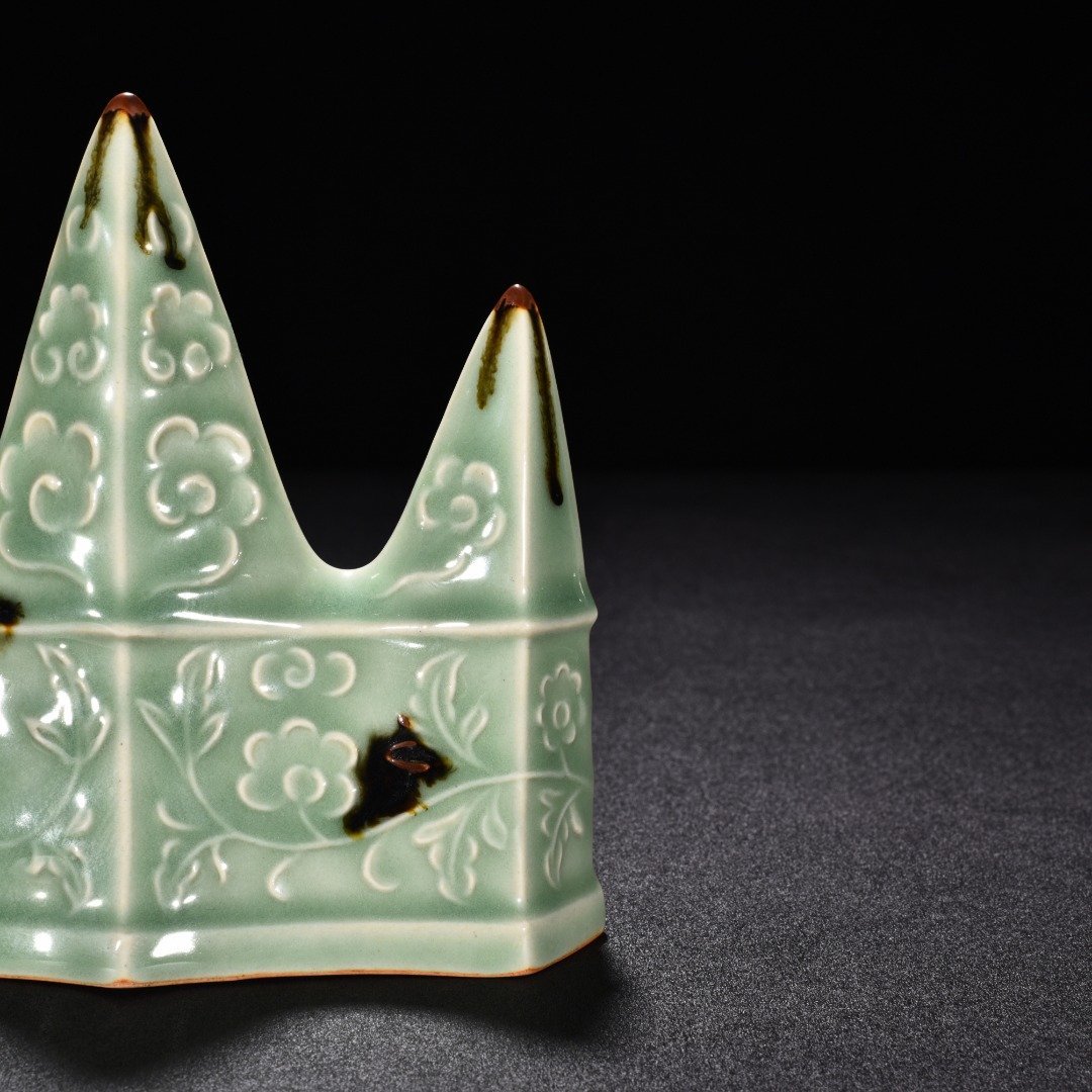 Song Dynasty Longquan kiln pink celadon glaze dotted with floral patterns