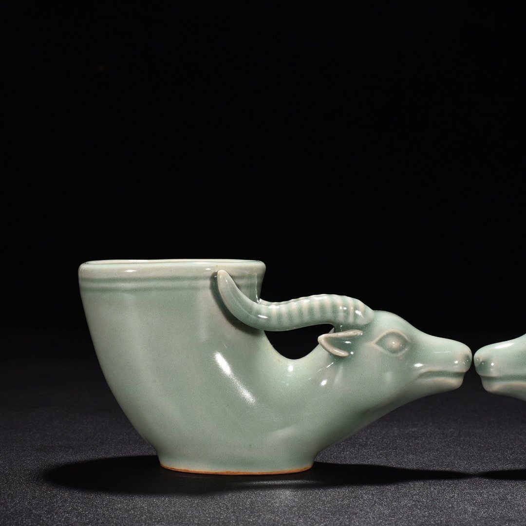 Song Dynasty Longquan kiln pink celadon glazed horn cup