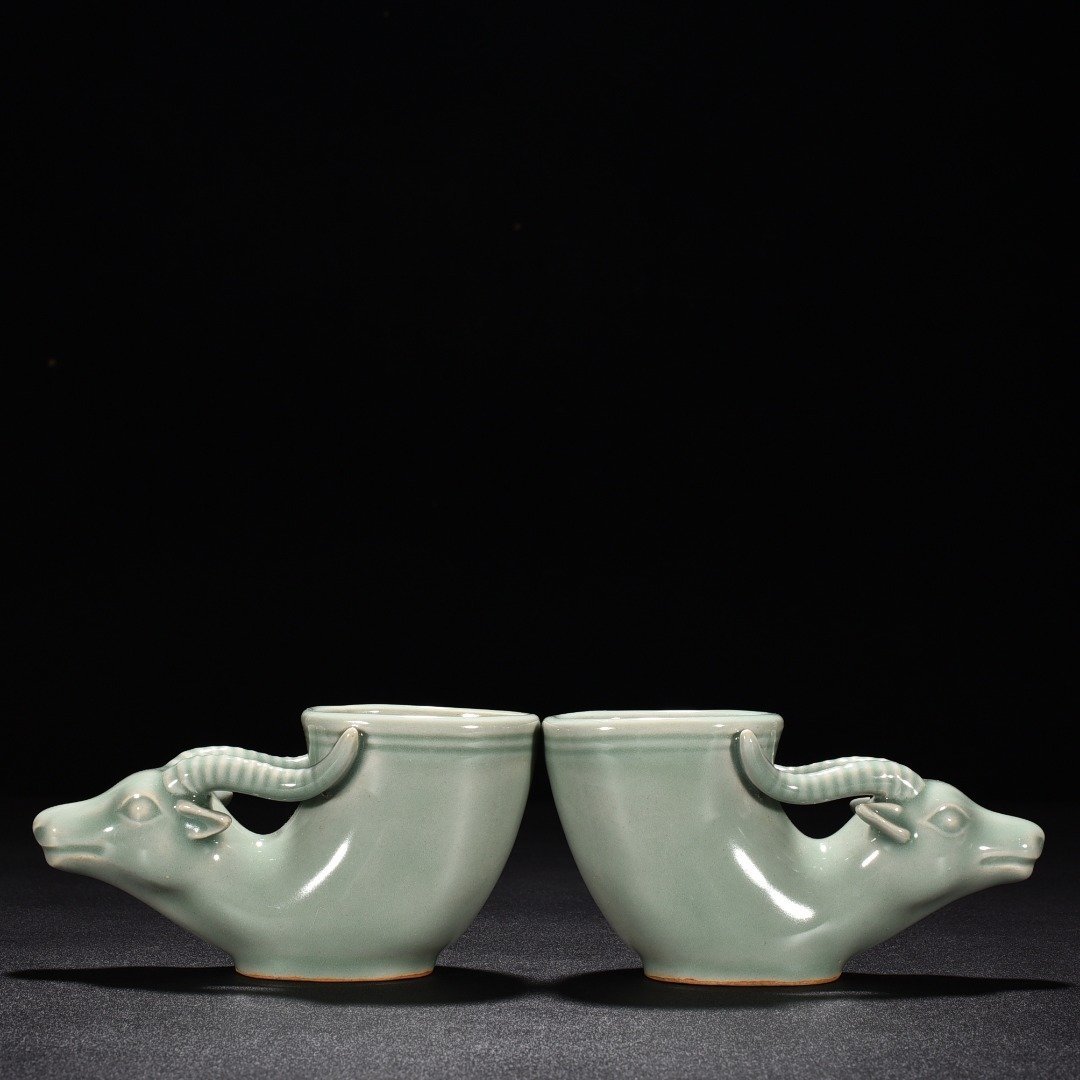 Song Dynasty Longquan kiln pink celadon glazed horn cup