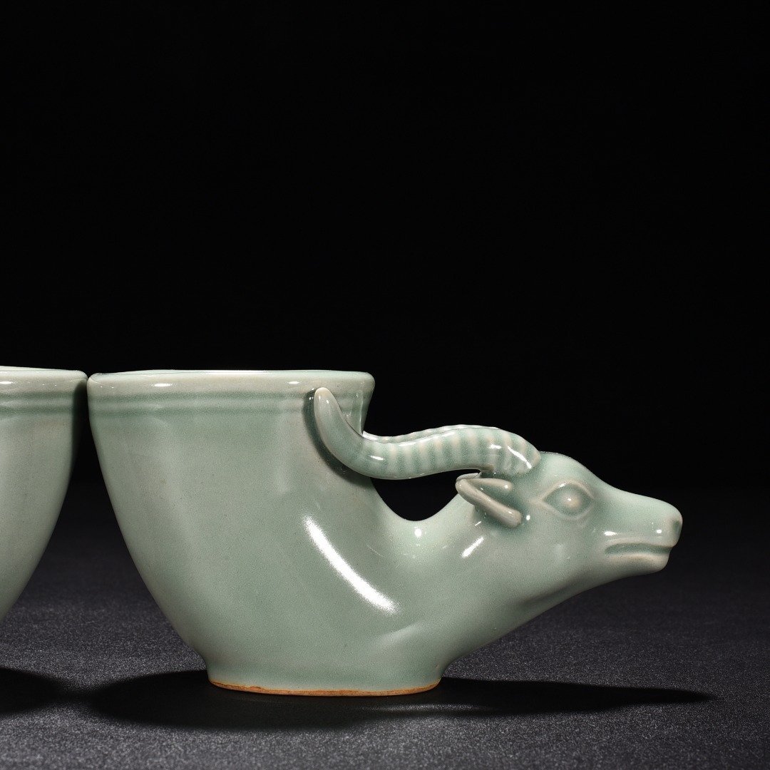 Song Dynasty Longquan kiln pink celadon glazed horn cup
