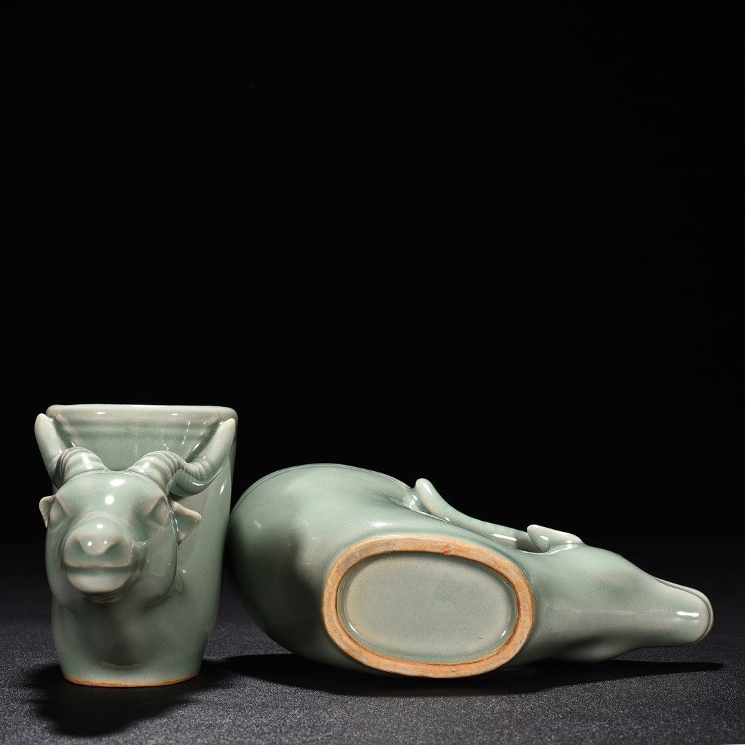 Song Dynasty Longquan kiln pink celadon glazed horn cup
