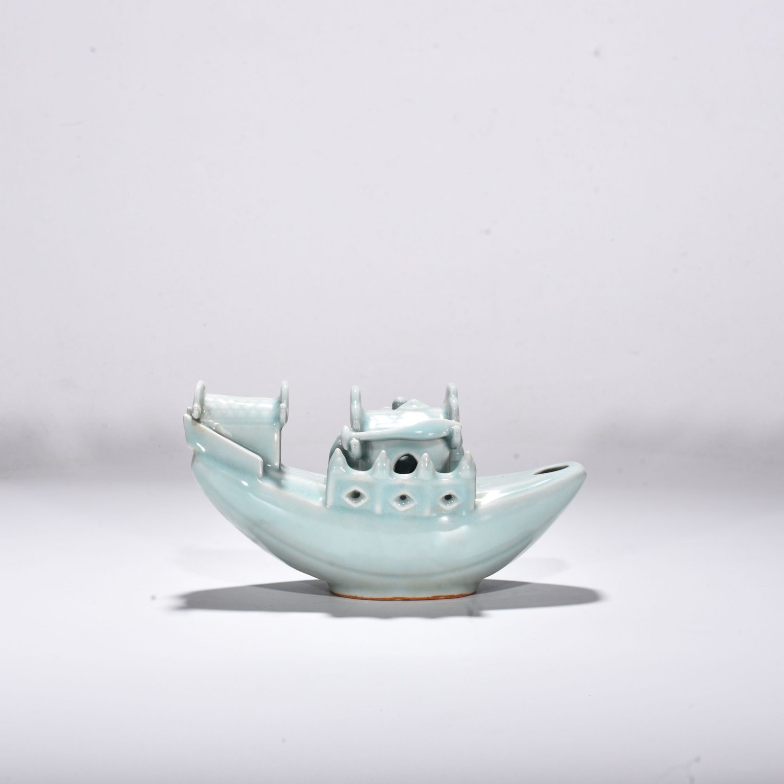 Song Dynasty Longquan kiln pink celadon glaze boat