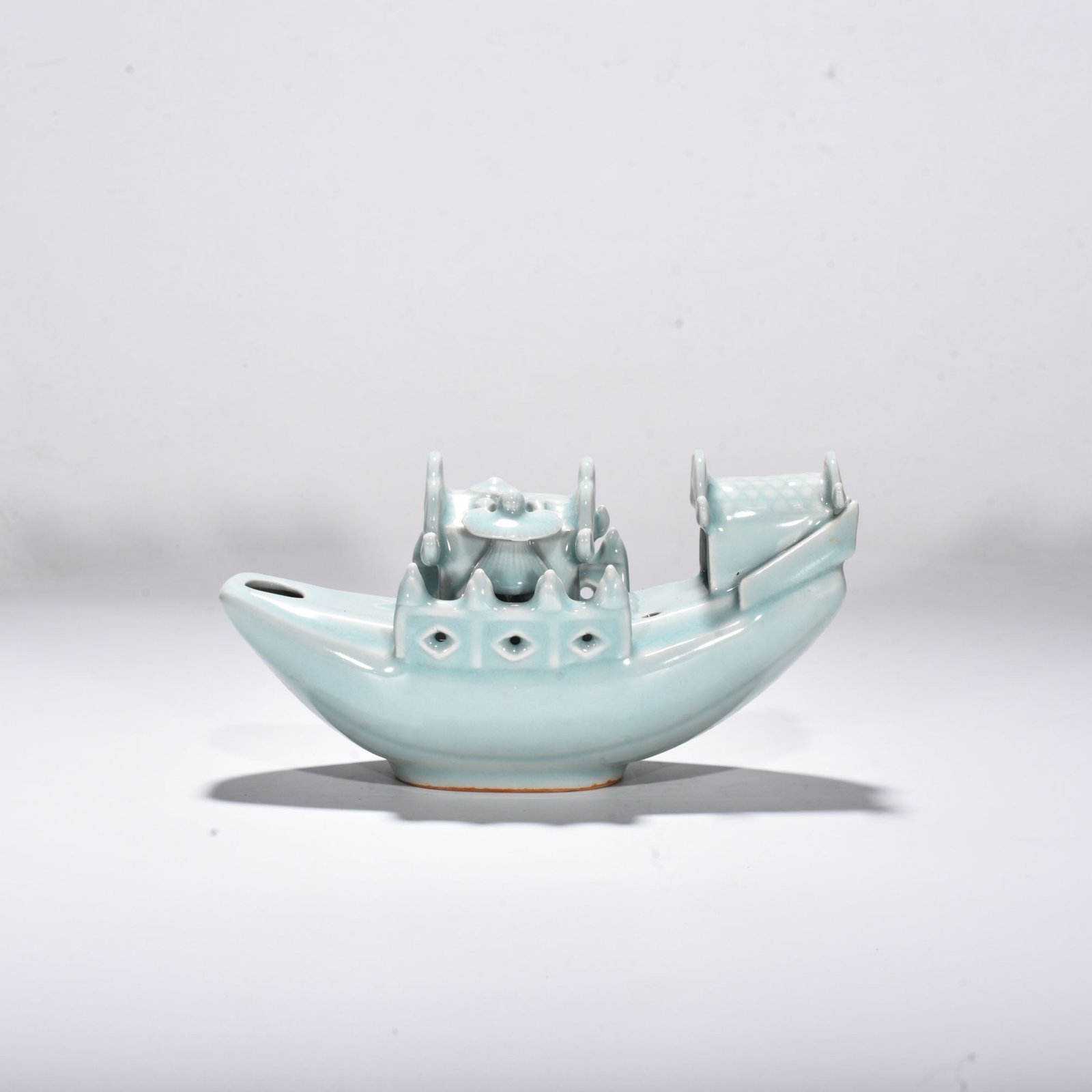 Song Dynasty Longquan kiln pink celadon glaze boat