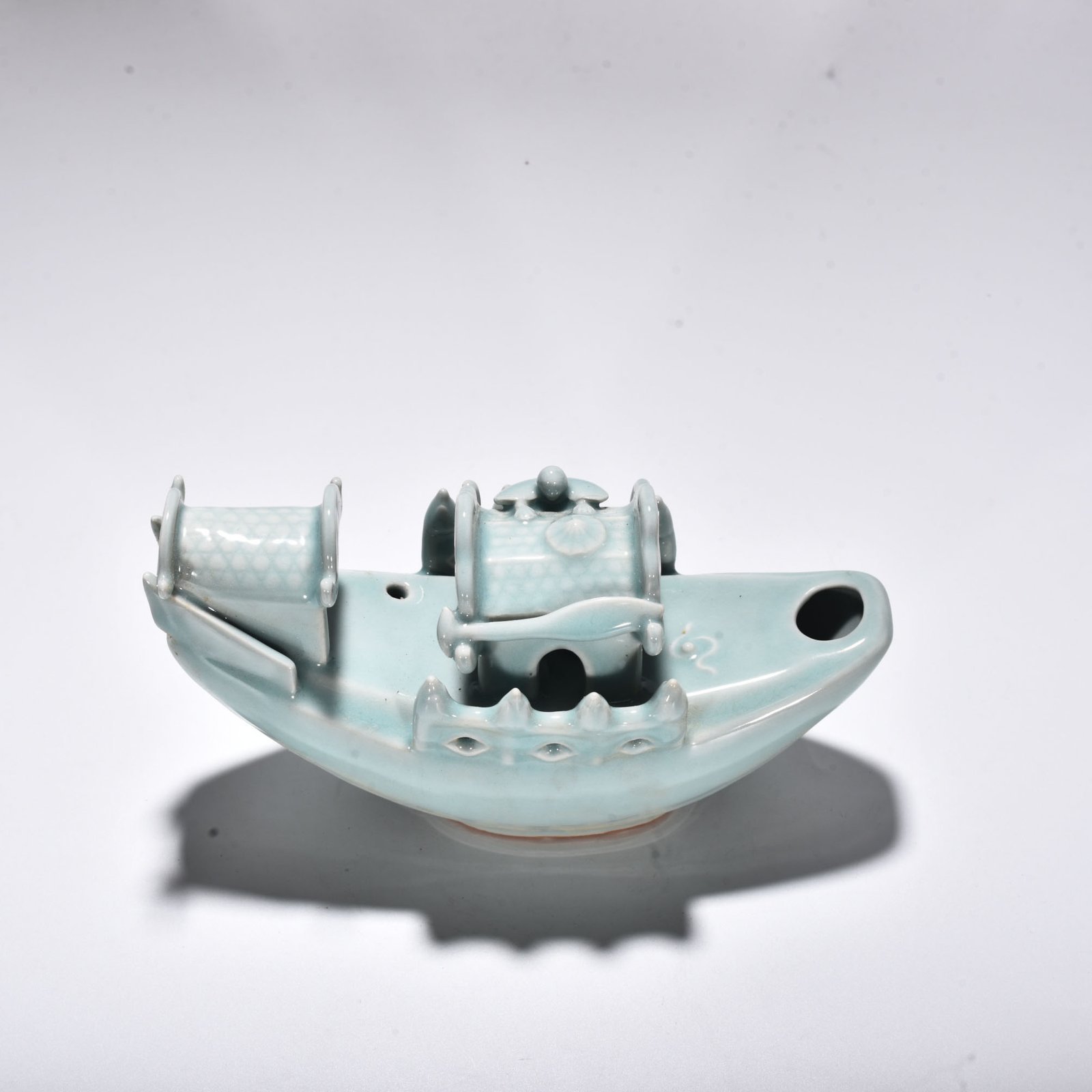 Song Dynasty Longquan kiln pink celadon glaze boat