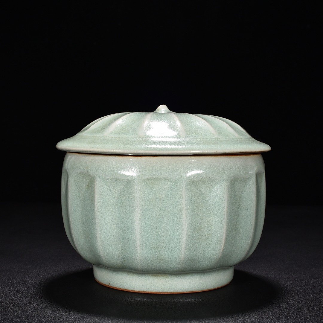 Song Dynasty Longquan kiln pink green glaze banana leaf pattern lid jar