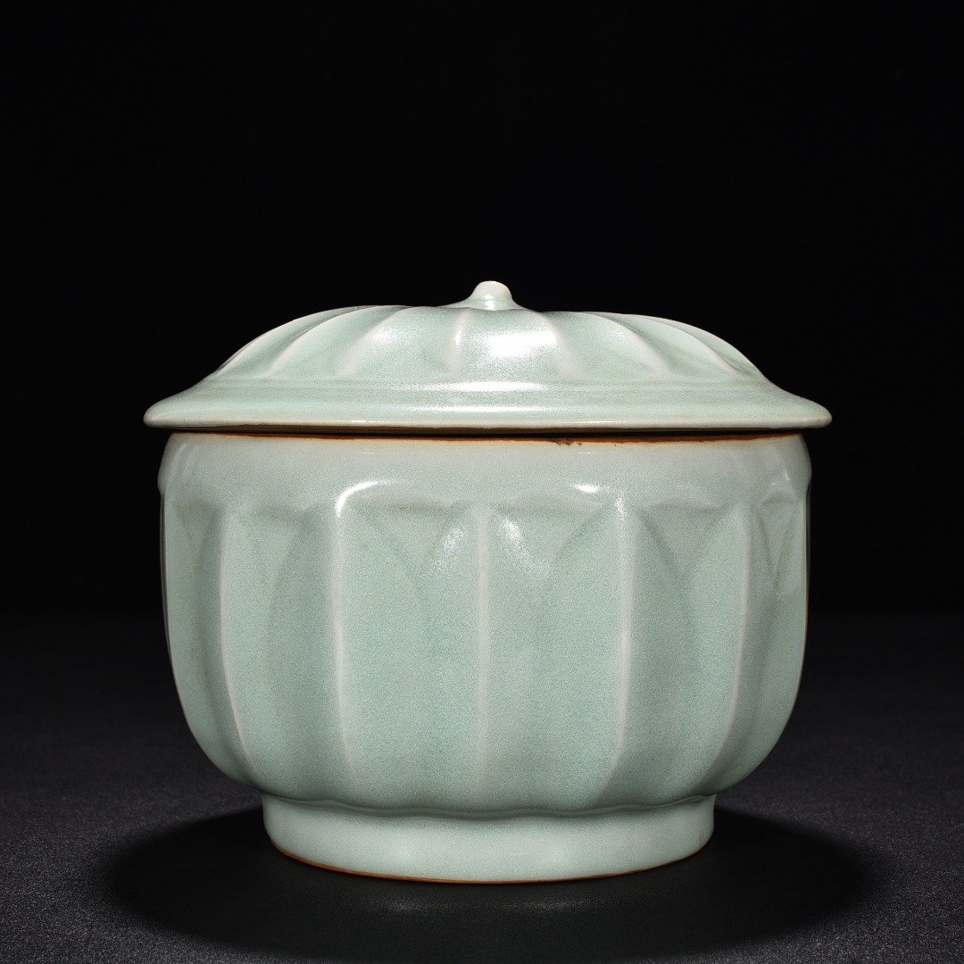 Song Dynasty Longquan kiln pink green glaze banana leaf pattern lid jar