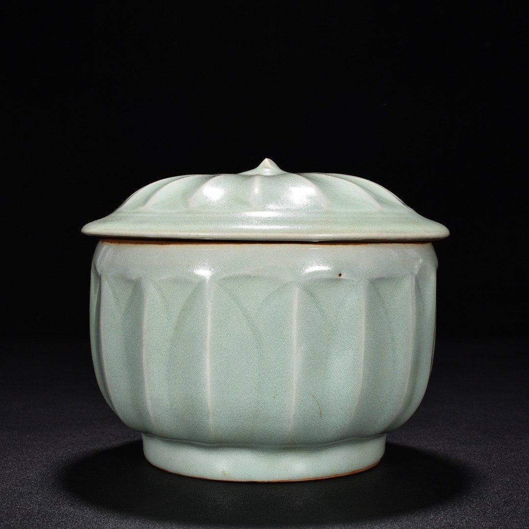 Song Dynasty Longquan kiln pink green glaze banana leaf pattern lid jar