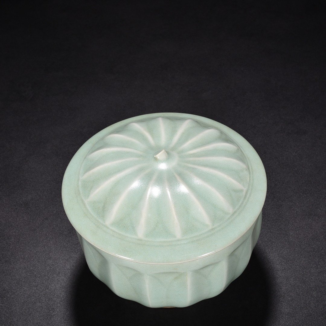 Song Dynasty Longquan kiln pink green glaze banana leaf pattern lid jar