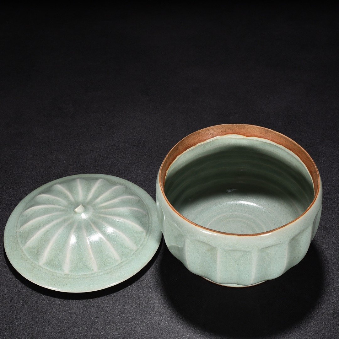 Song Dynasty Longquan kiln pink green glaze banana leaf pattern lid jar