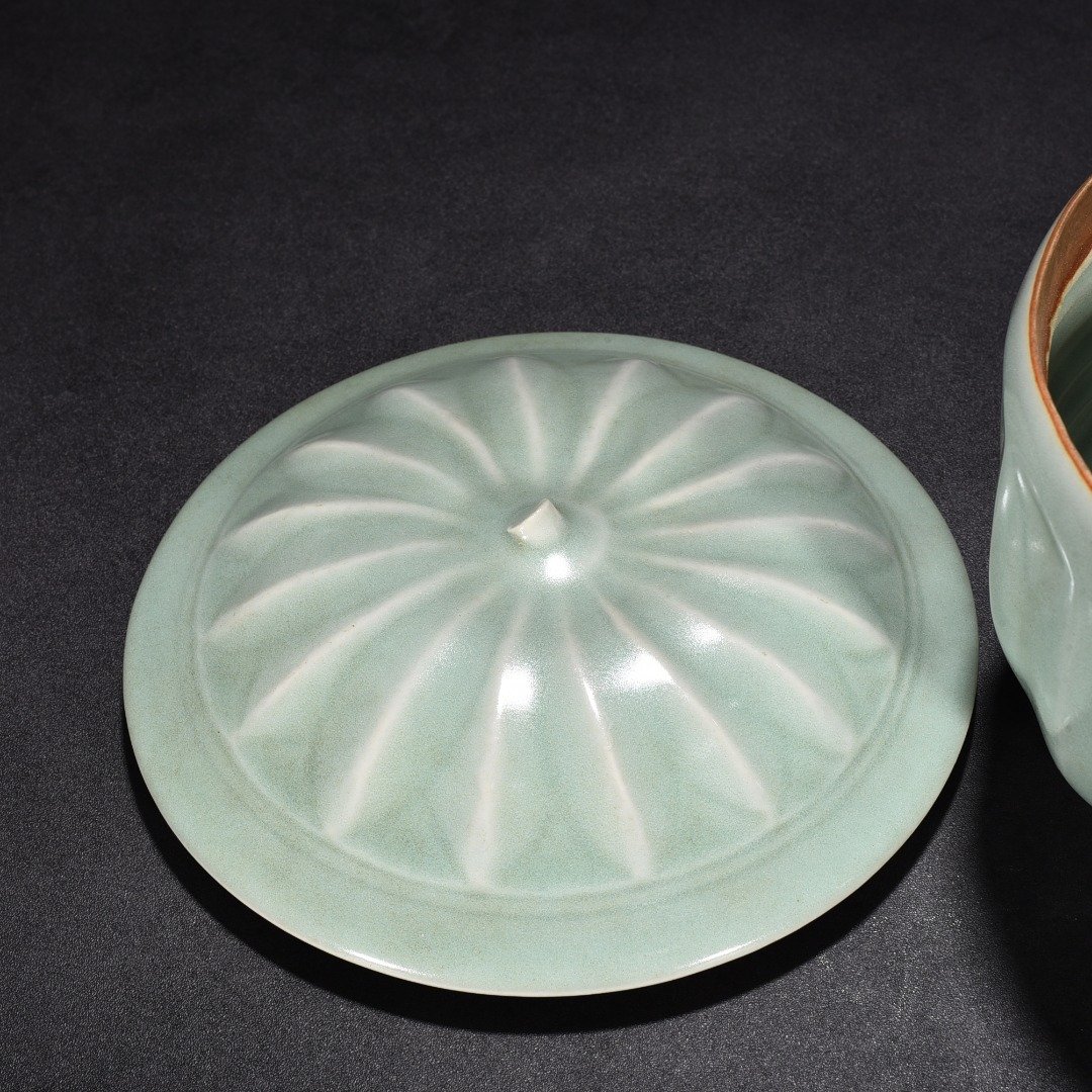 Song Dynasty Longquan kiln pink green glaze banana leaf pattern lid jar