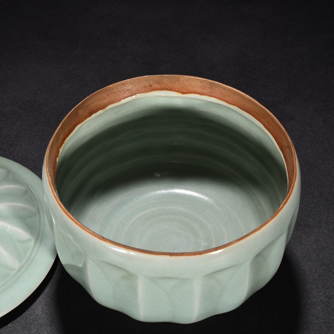 Song Dynasty Longquan kiln pink green glaze banana leaf pattern lid jar