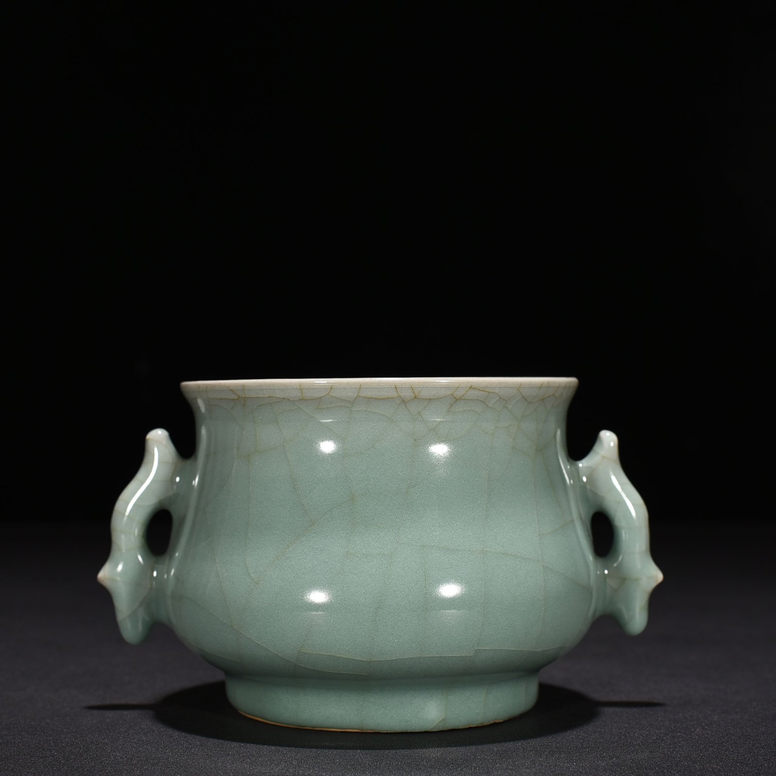 Song Dynasty Longquan kiln pink green glaze earthworm stove