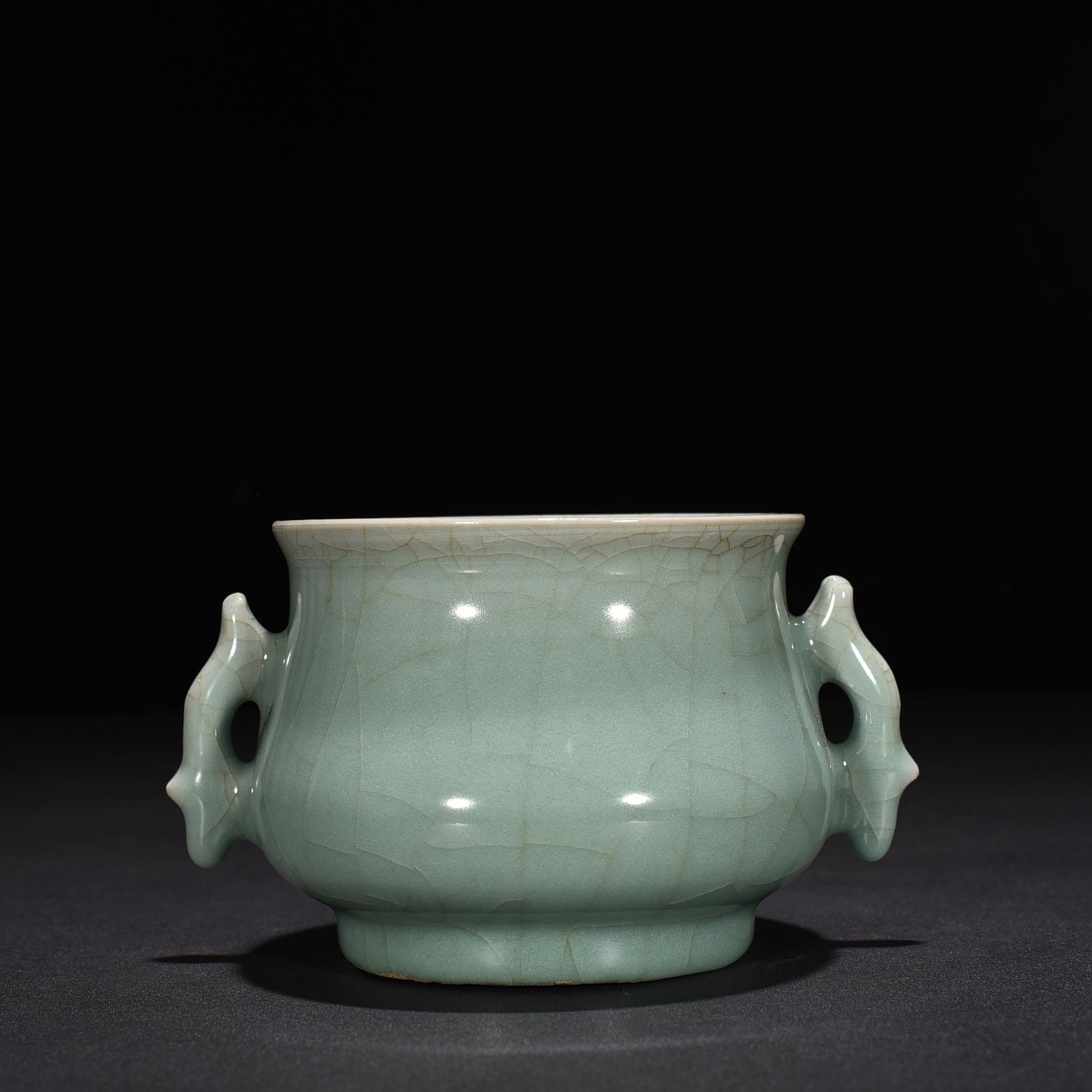 Song Dynasty Longquan kiln pink green glaze earthworm stove