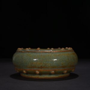 Song Dynasty Longquan kiln bean green glaze drum nail wash