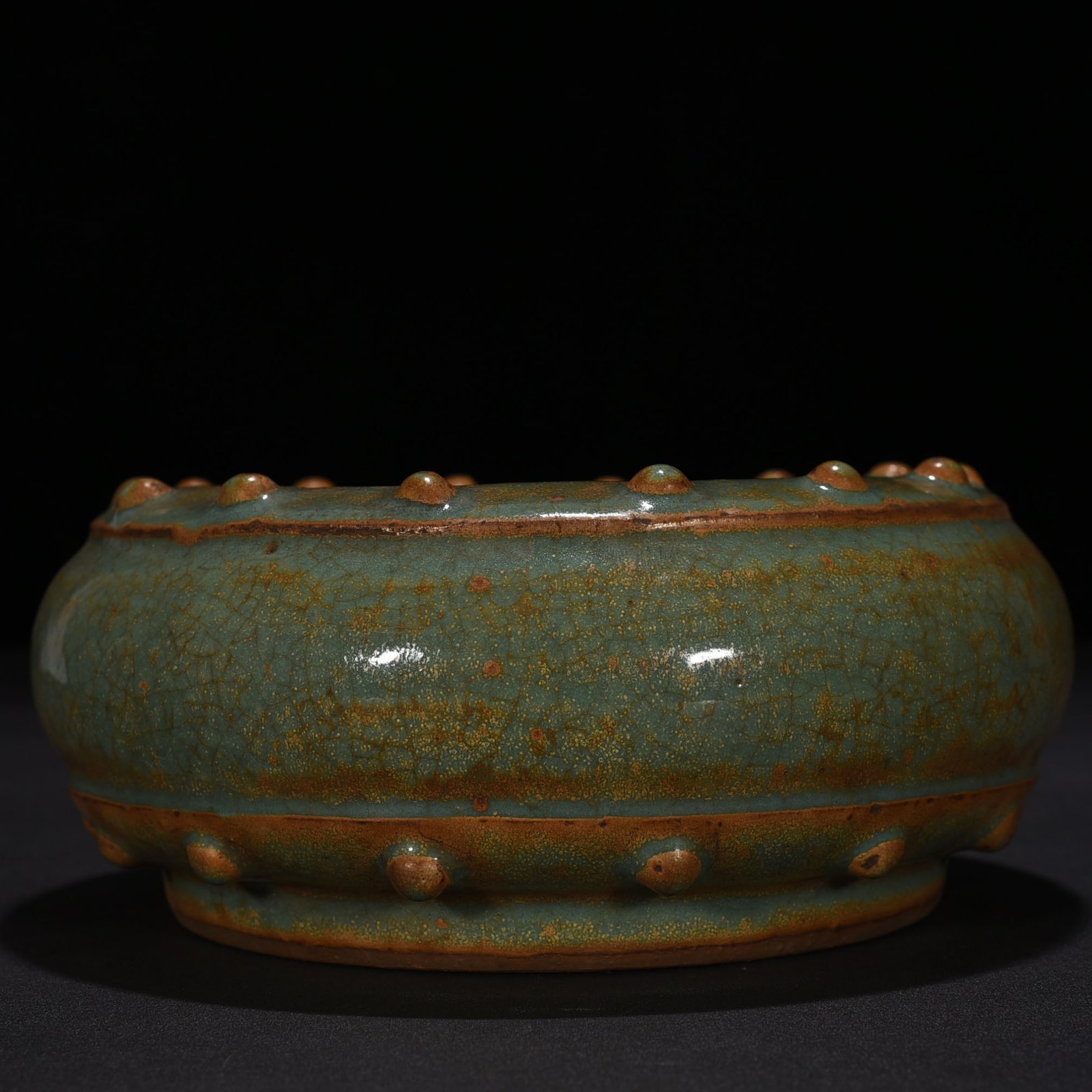 Song Dynasty Longquan kiln bean green glaze drum nail wash