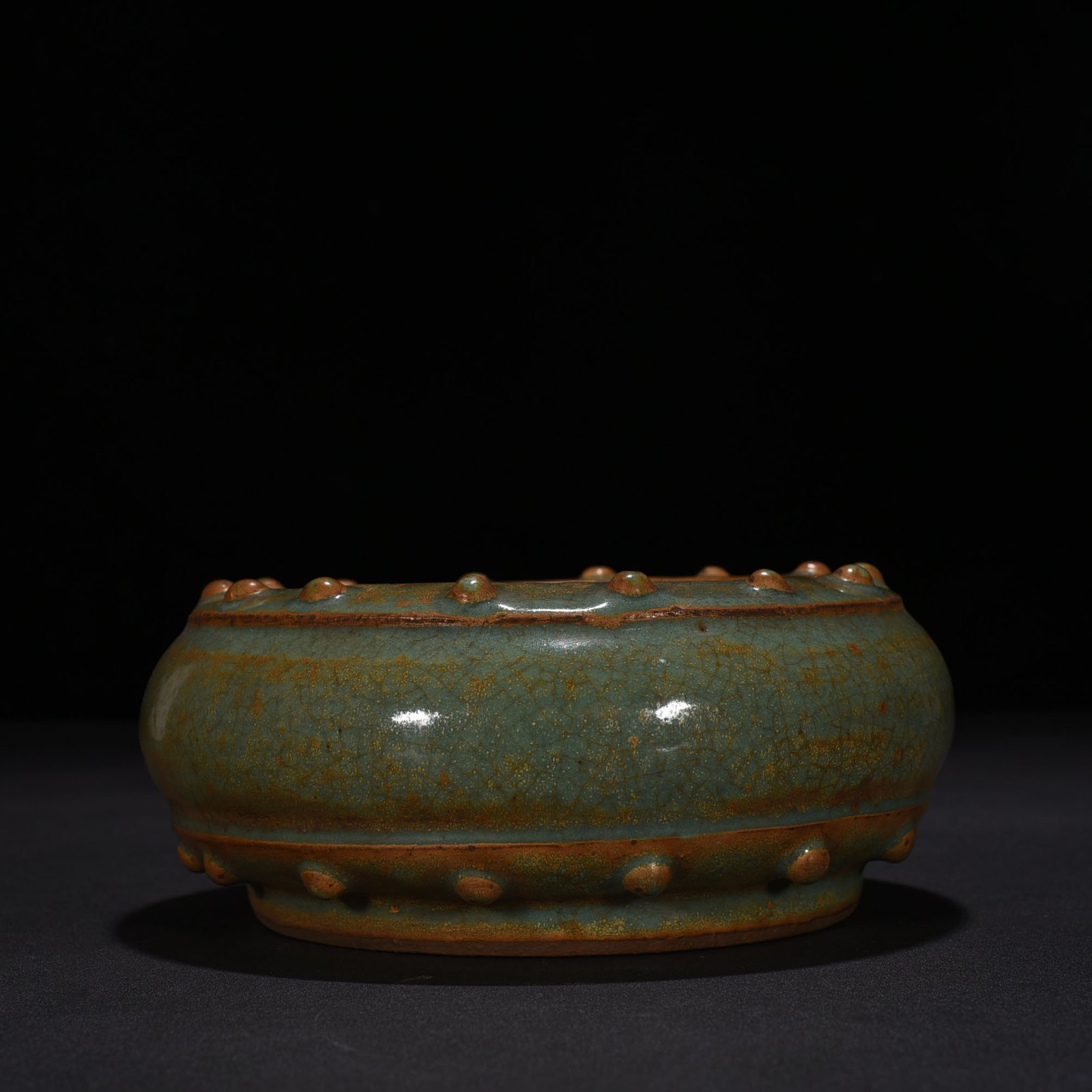 Song Dynasty Longquan kiln bean green glaze drum nail wash